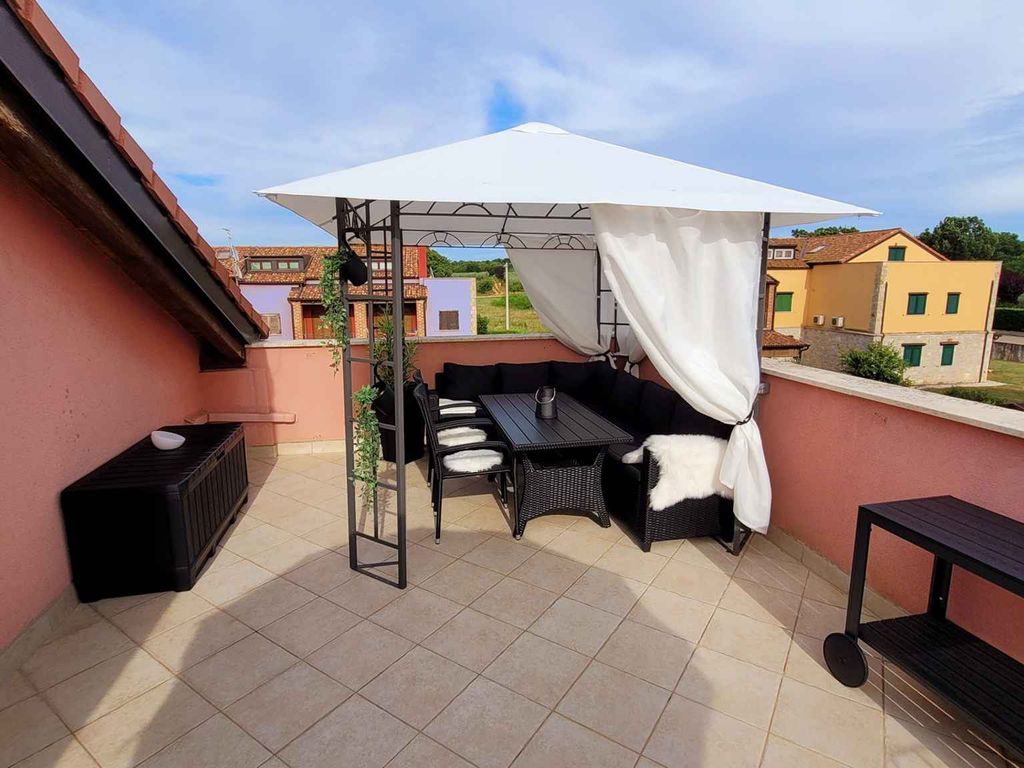 Ferienwohnung mit Pool und Dachterrasse