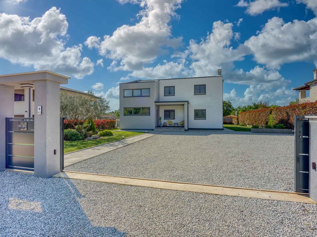 Villa mit Pool und Klimaanlage
