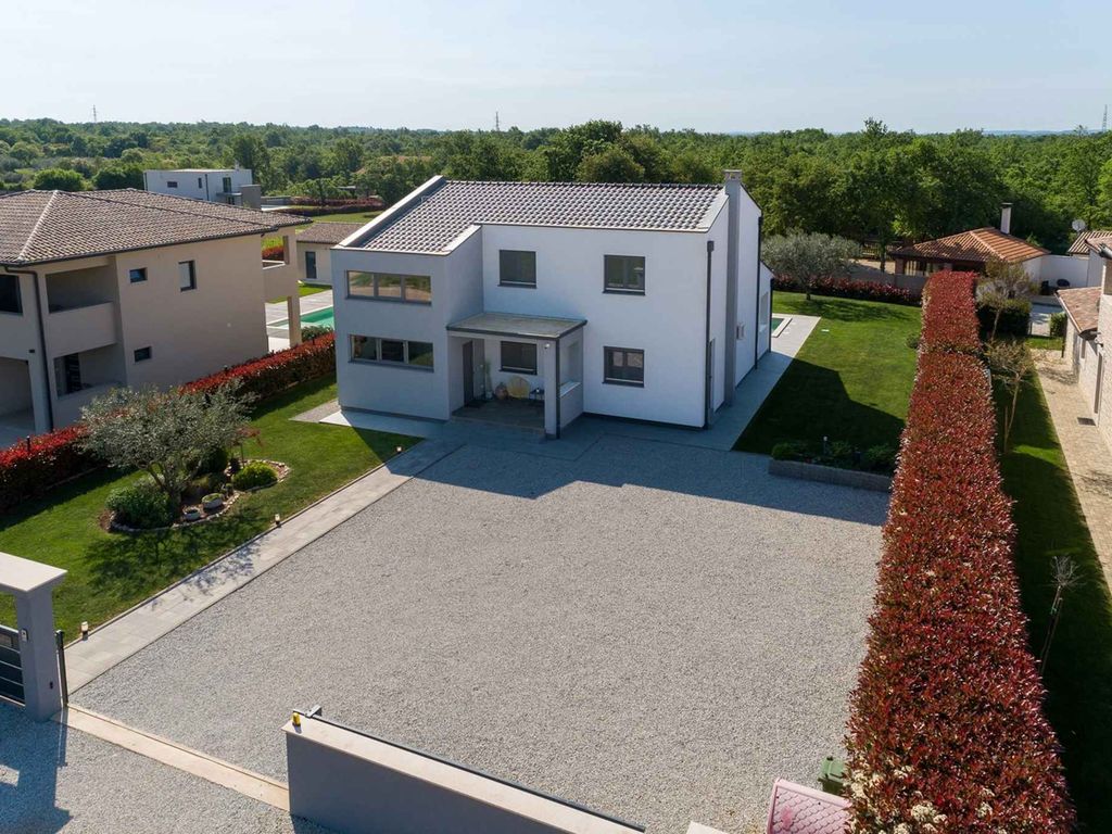 Villa mit Pool und Klimaanlage