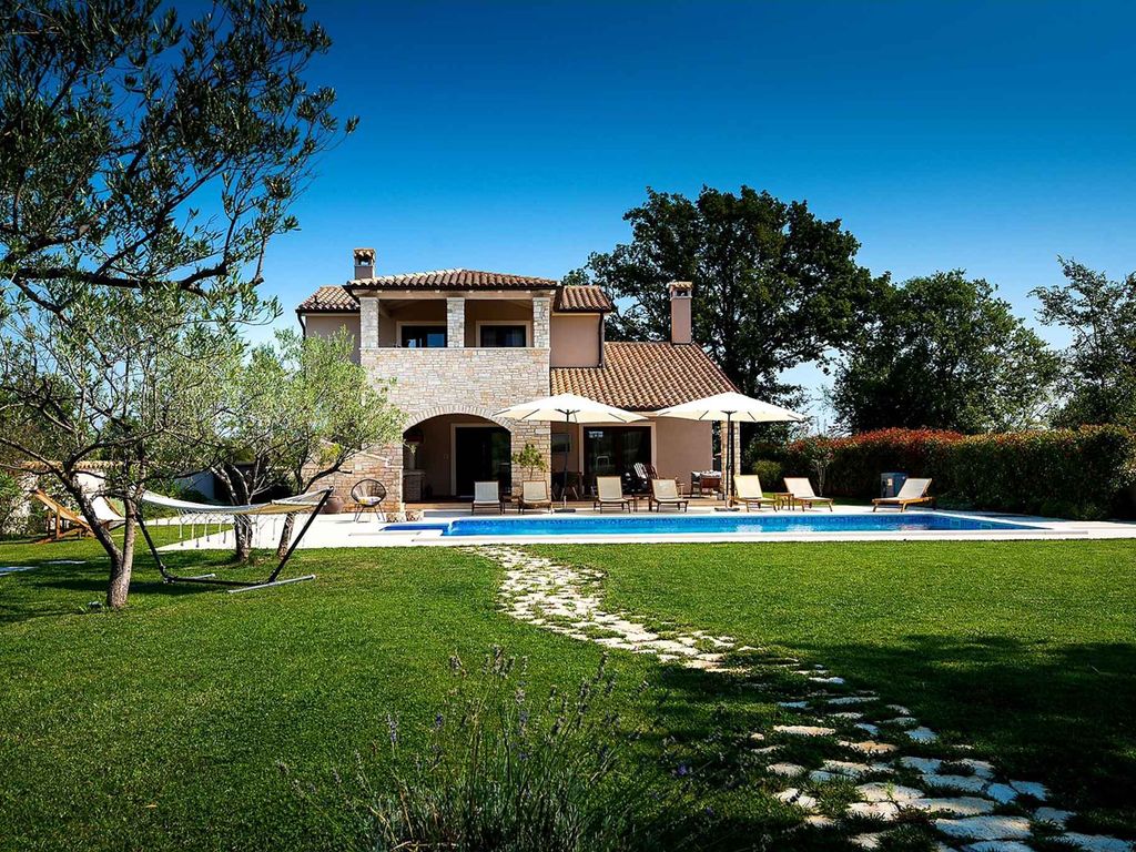 Villa mit Pool, Sauna, privatem Tennis- und Golfplatz