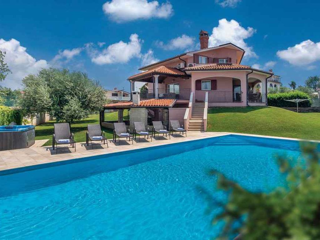 Villa mit beheiztem Pool