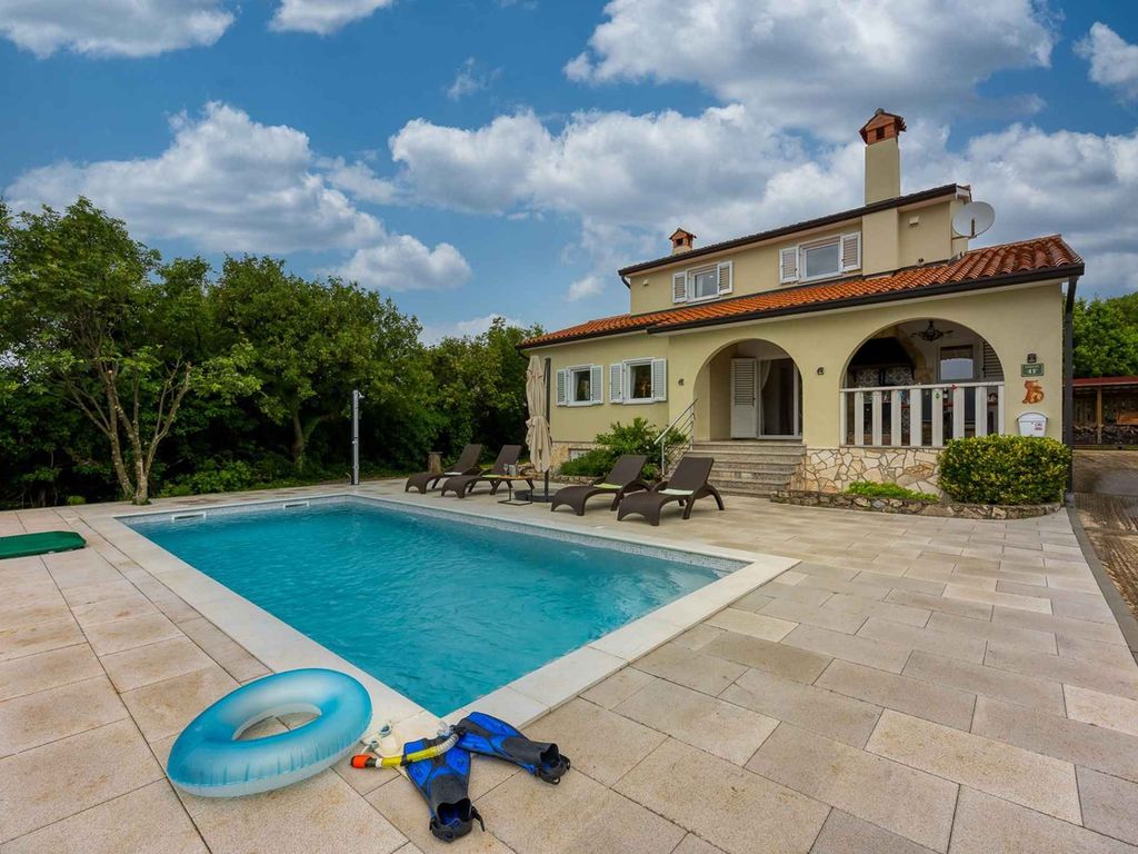 Villa mit Pool und Klimaanlage