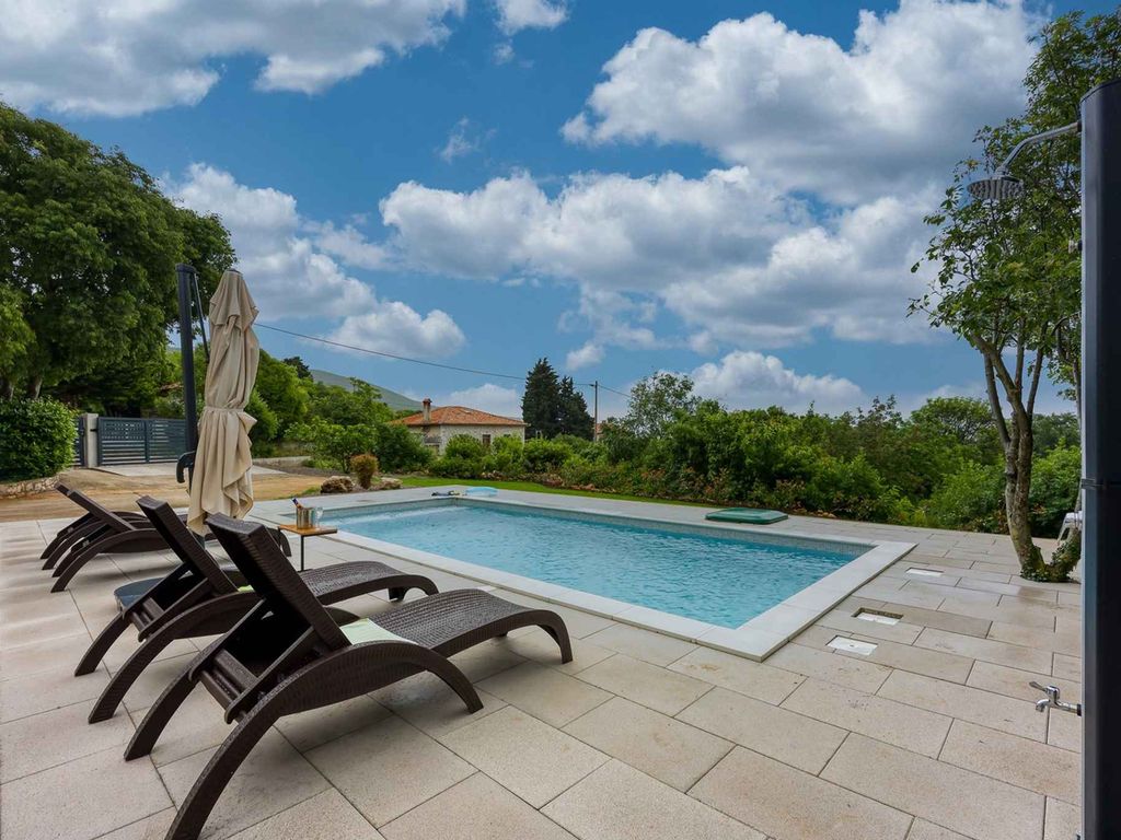 Villa mit Pool und Klimaanlage