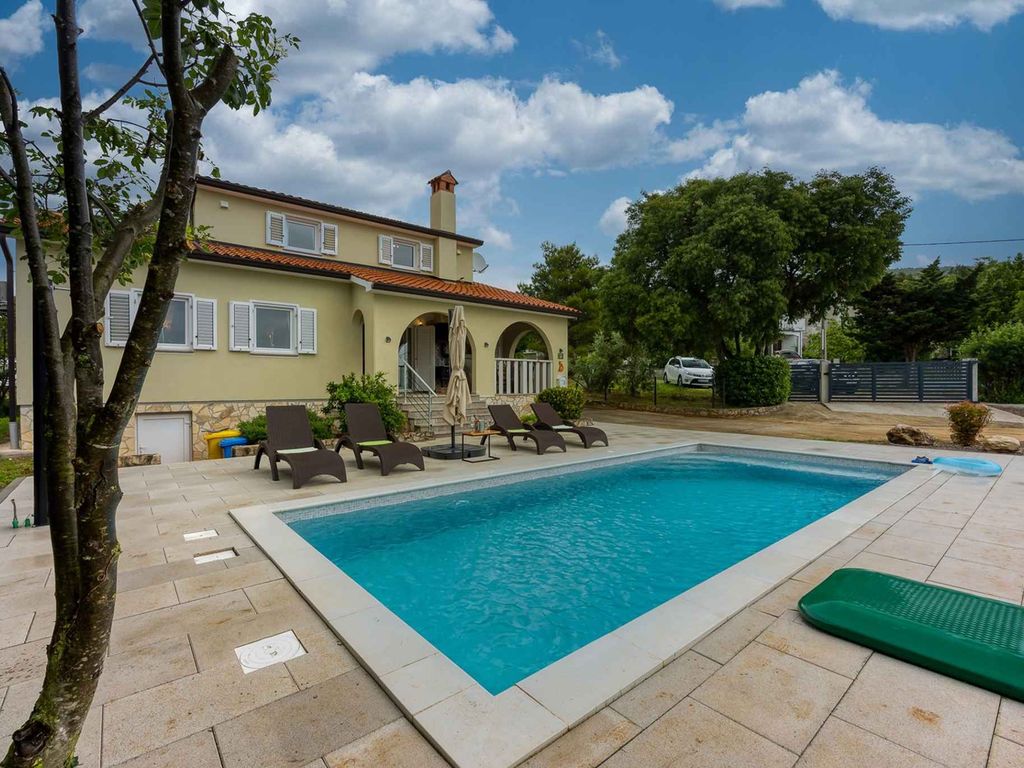 Villa mit Pool und Klimaanlage