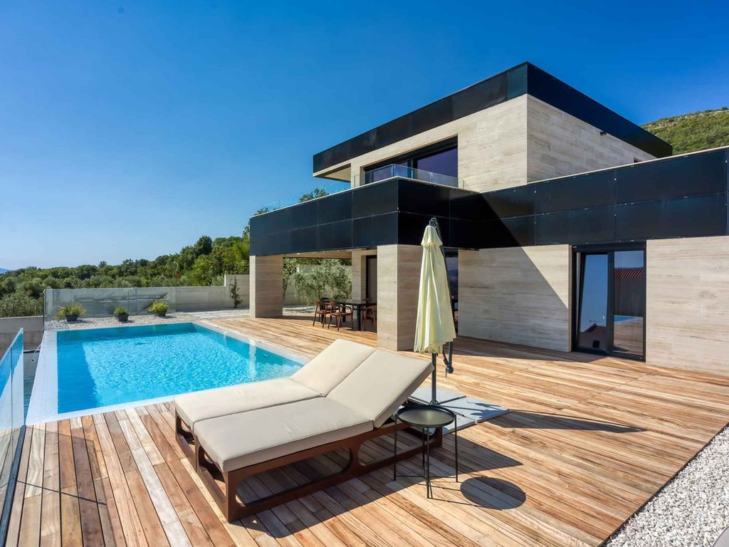 Villa mit Pool und Panorama