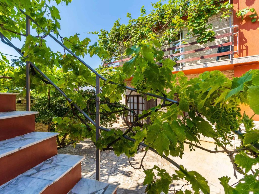 Neu renoviertes Studio-Apartment mit Terrasse, Garten und Parkplatz in Krnica