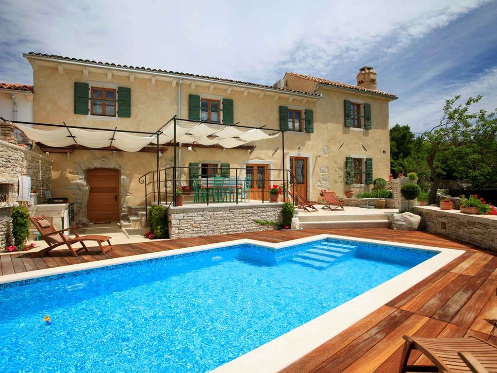 Villa mit beheiztem Pool