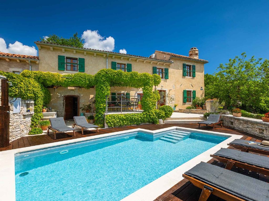 Villa mit beheiztem Pool