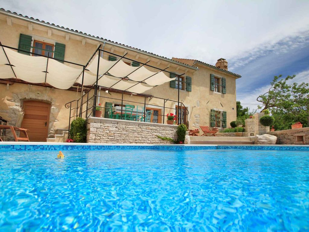 Villa mit beheiztem Pool