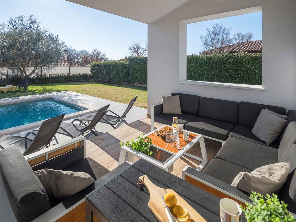 Villa mit Pool und Klimaanlage