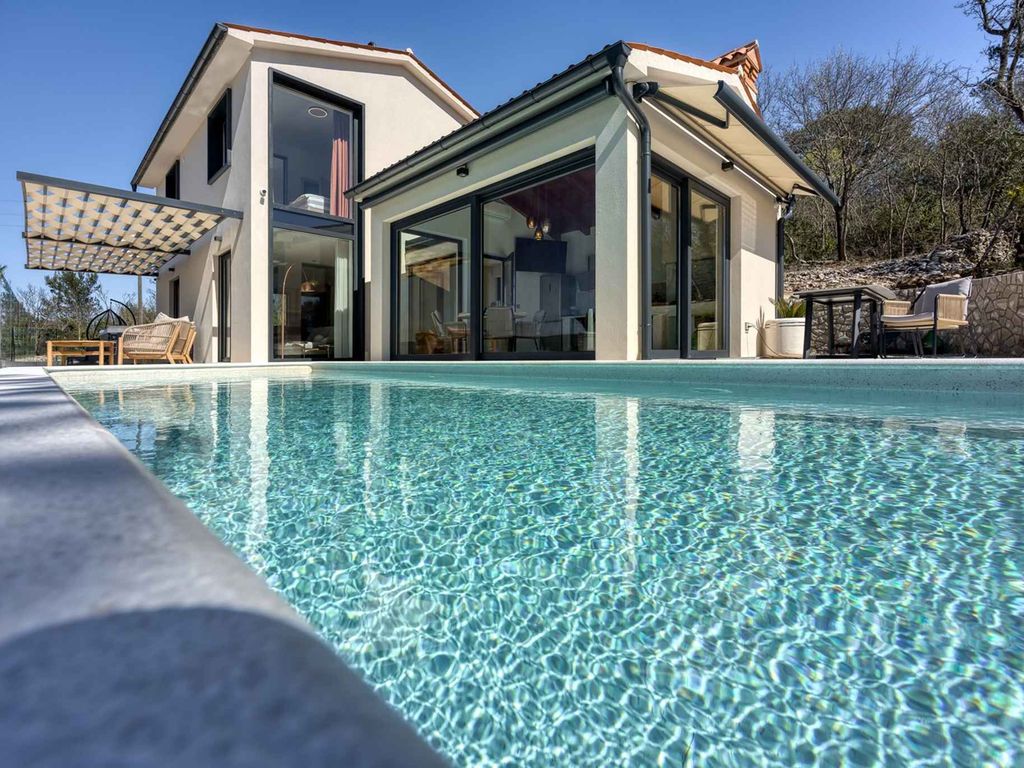 Villa mit beheiztem Pool und Jacuzzi