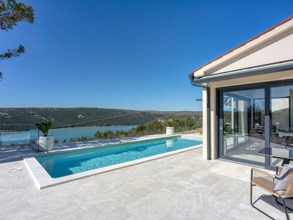 Villa mit beheiztem Pool und Jacuzzi