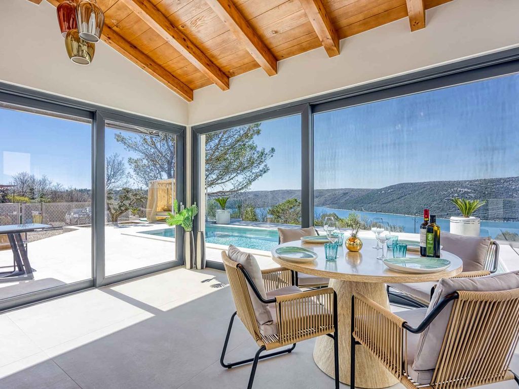 Villa mit beheiztem Pool und Jacuzzi