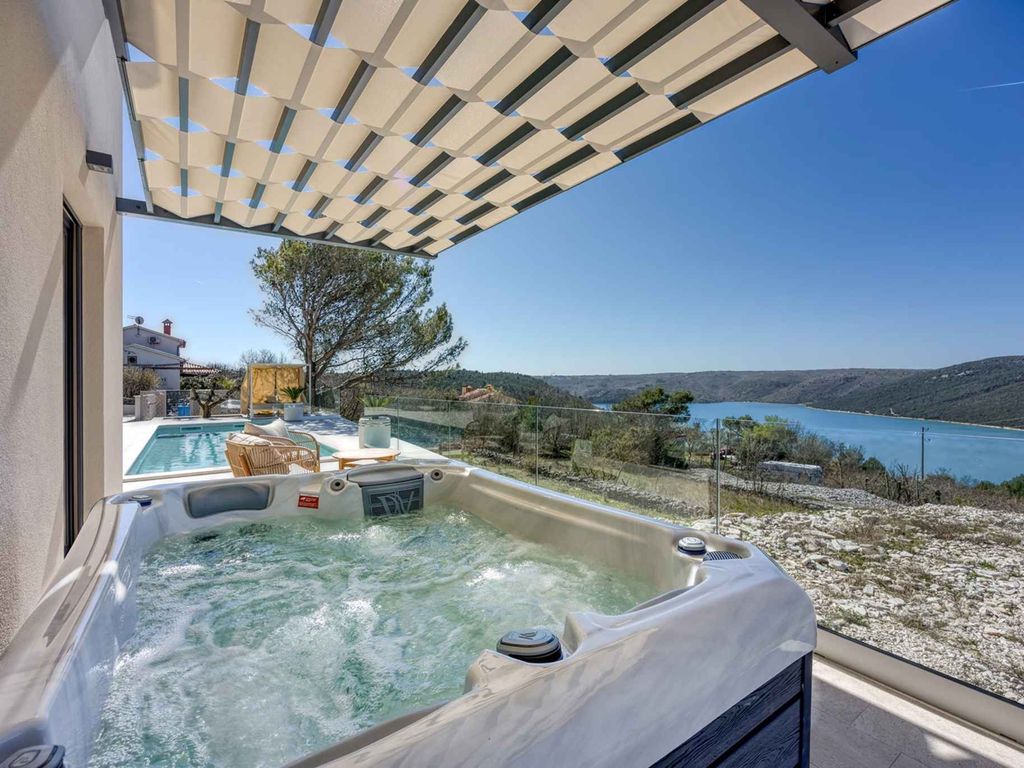 Villa mit beheiztem Pool und Jacuzzi