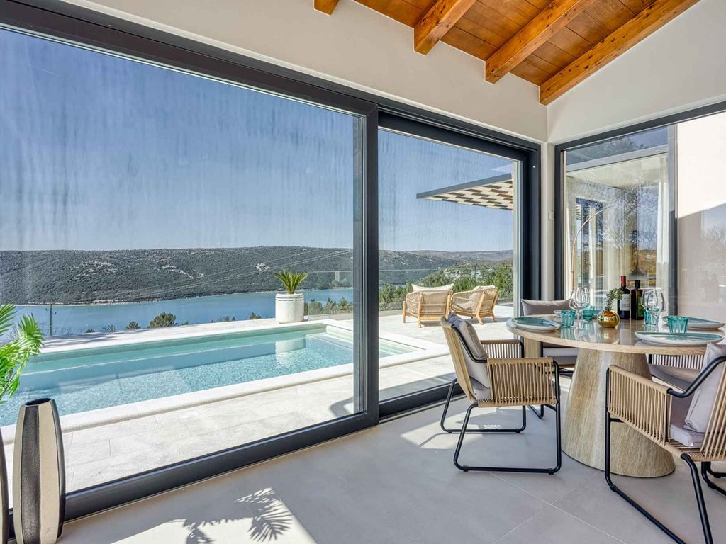 Villa mit beheiztem Pool und Jacuzzi