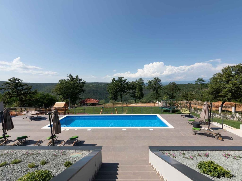 Villa mit großem Garten und beheiztem Pool