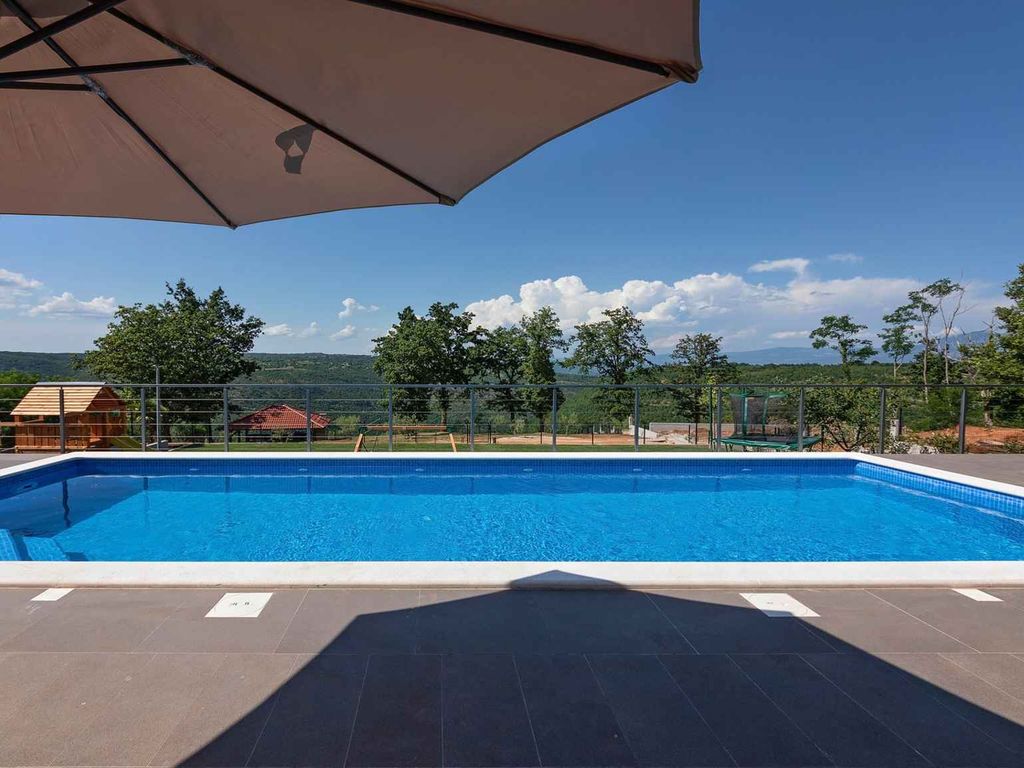 Villa mit großem Garten und beheiztem Pool