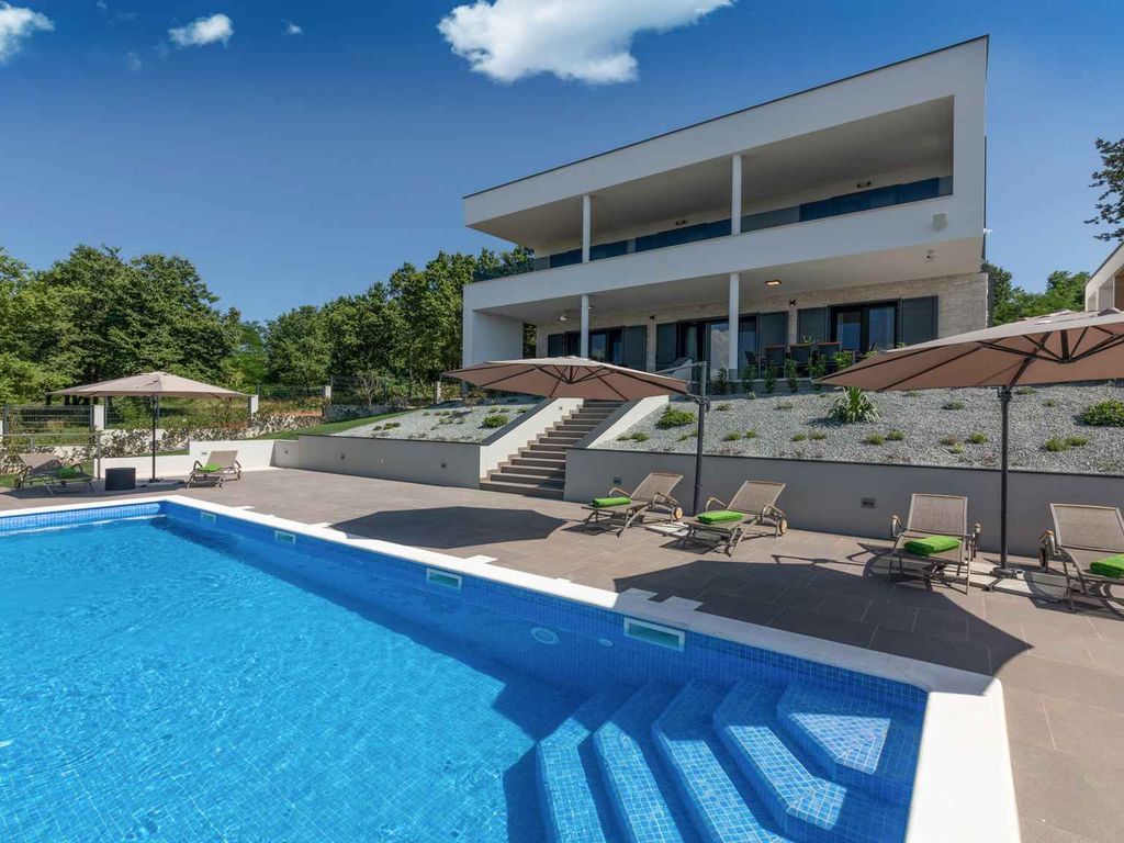 Villa mit großem Garten und beheiztem Pool