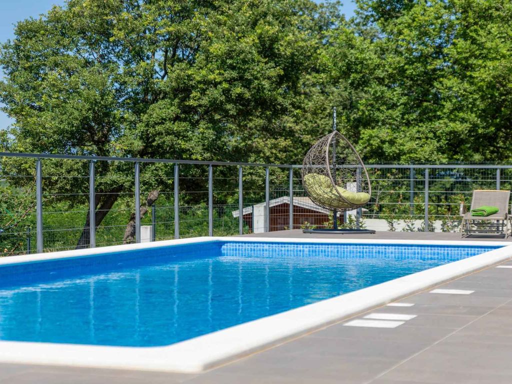 Villa mit großem Garten und beheiztem Pool