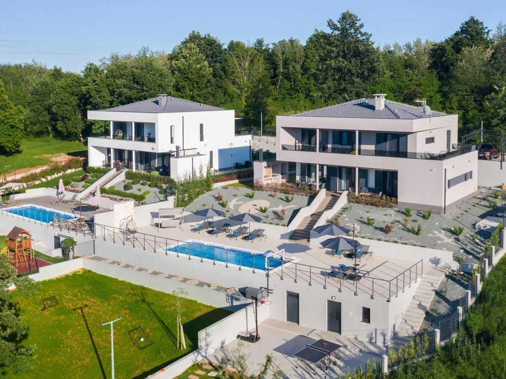 Villa mit Swimmingpool, Fitness, Tischtennis und Basketball