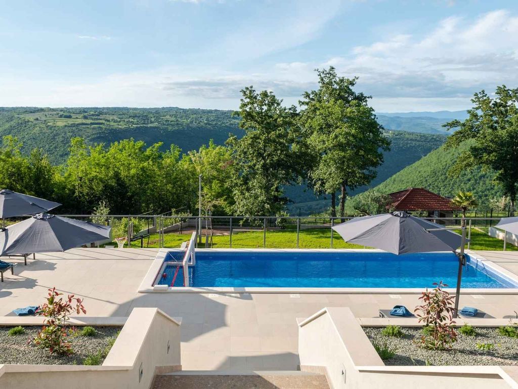 Villa mit Swimmingpool, Fitness, Tischtennis und Basketball