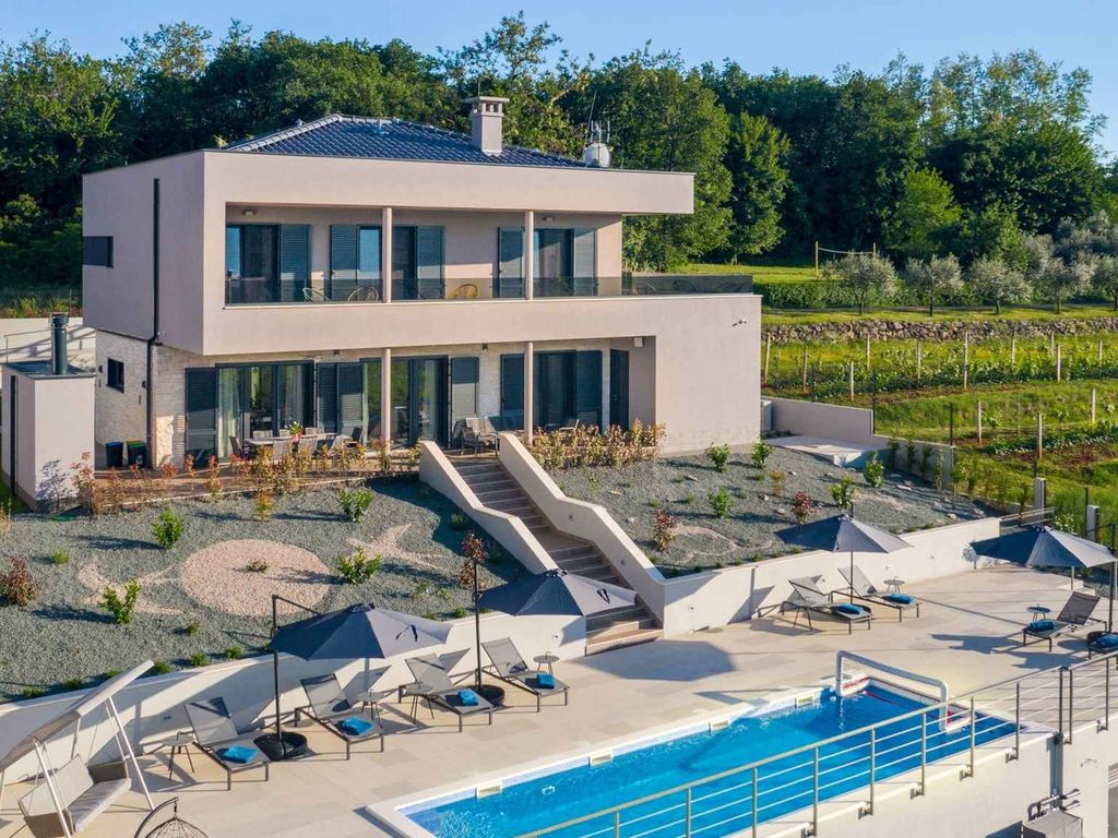 Villa mit Swimmingpool, Fitness, Tischtennis und Basketball