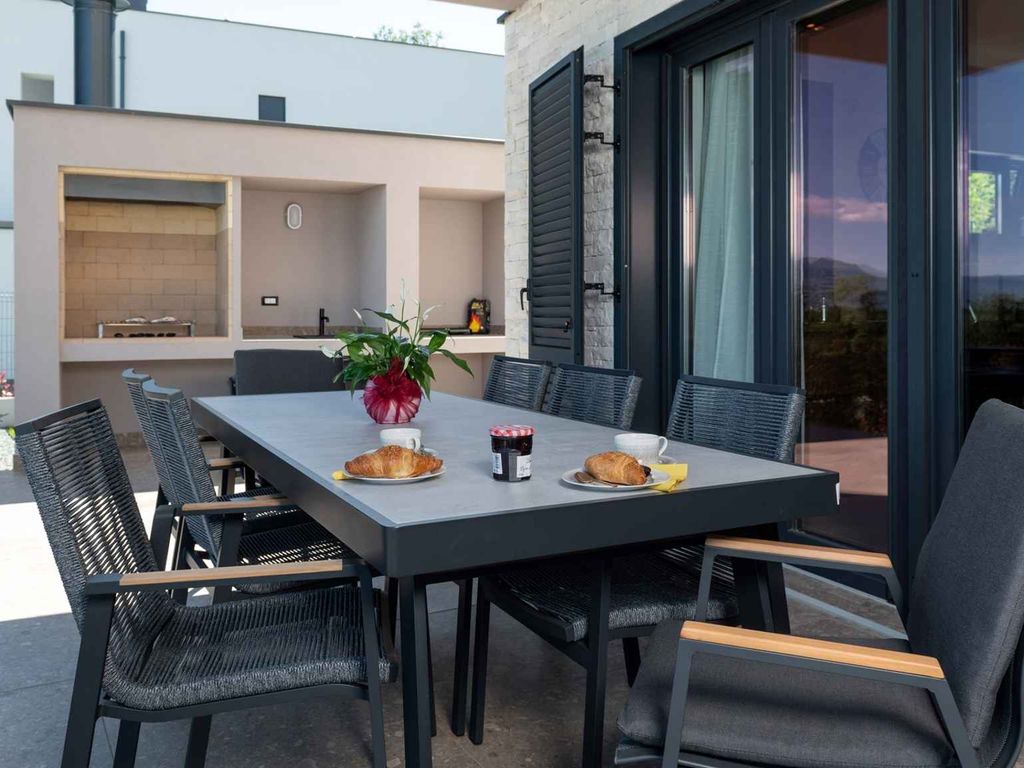 Villa mit Swimmingpool, Fitness, Tischtennis und Basketball