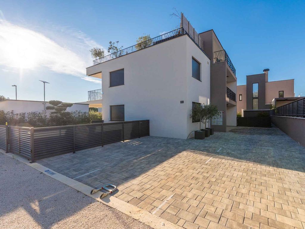 Ferienwohnung mit Pool und Außenküche