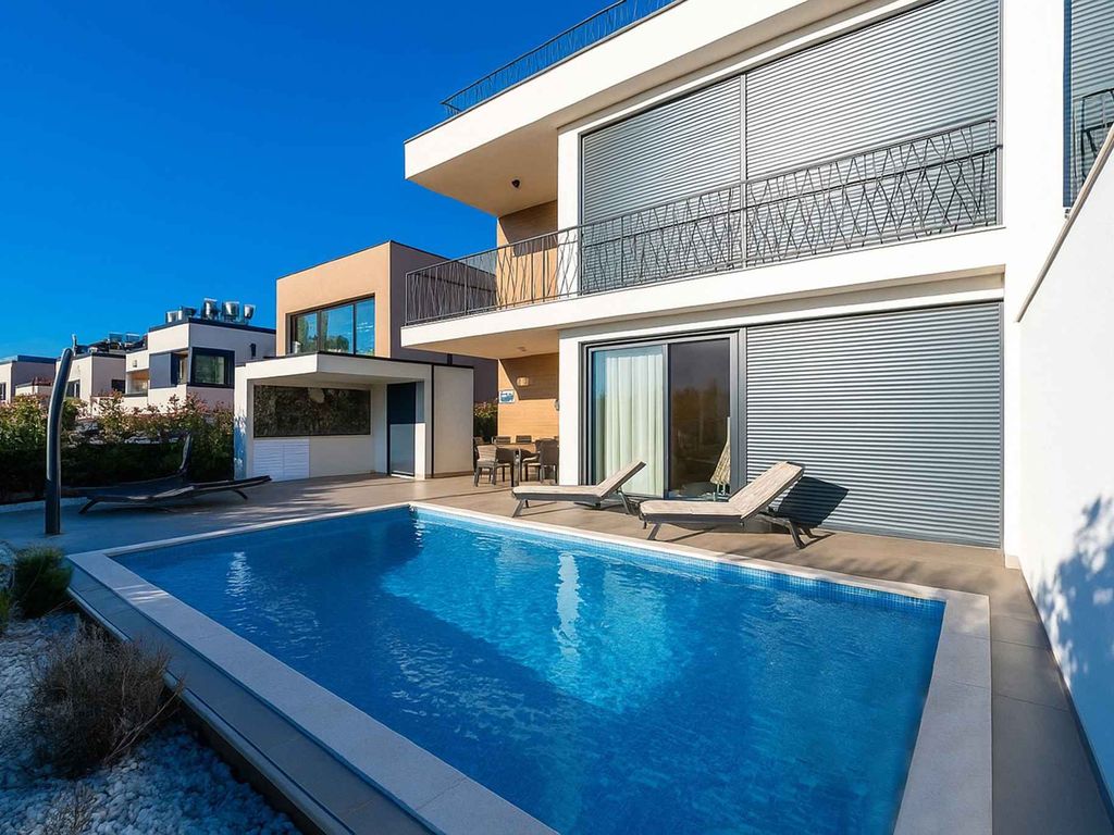 Ferienwohnung mit Pool und Außenküche