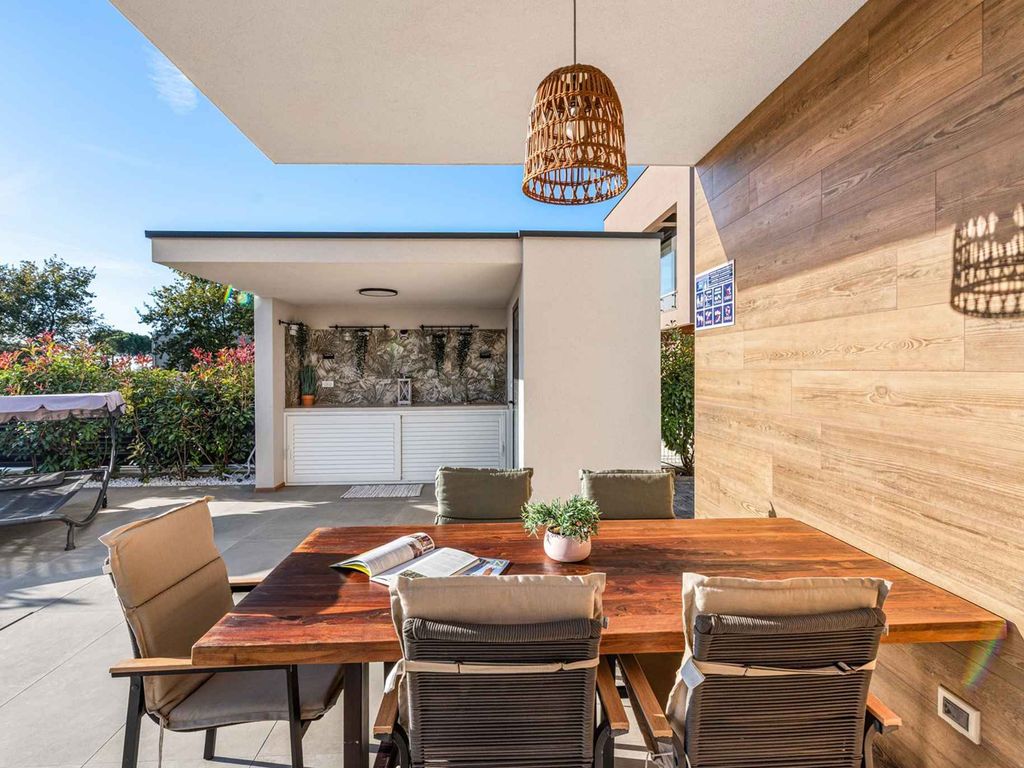 Ferienwohnung mit Pool und Außenküche