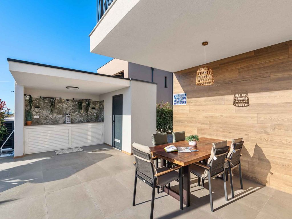 Ferienwohnung mit Pool und Außenküche