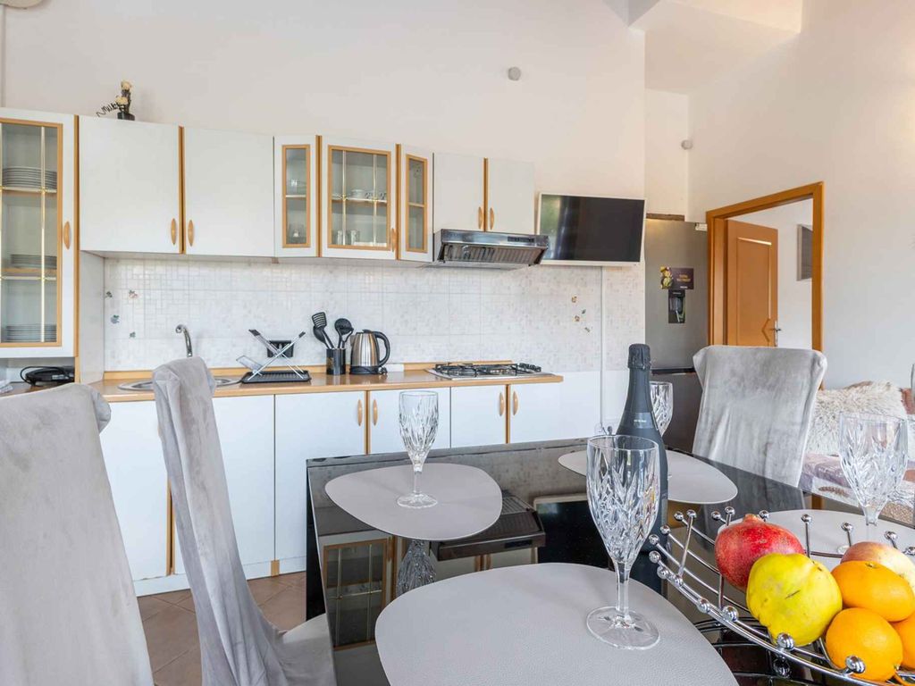 Geräumige Ferienwohnung für sechs Personen in ruhiger Lage, nahe der Küste