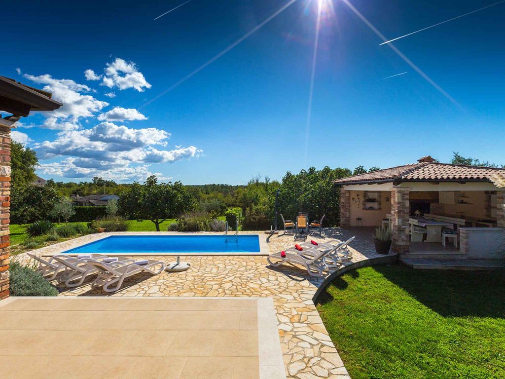 Villa Natura in Sveti Lovreč – Komfortable Ferienvilla mit privatem Pool und großer Gartenanlage