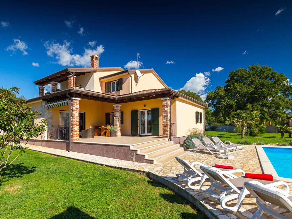 Villa Natura in Sveti Lovreč – Komfortable Ferienvilla mit privatem Pool und großer Gartenanlage