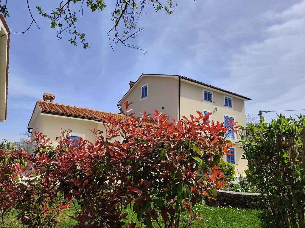 Villa mit Swimmingpool und Panoramablick