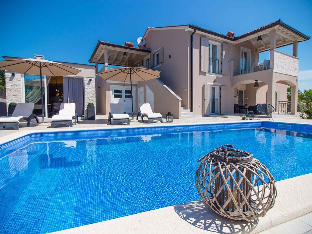 Villa mit Pool und Klimaanlage