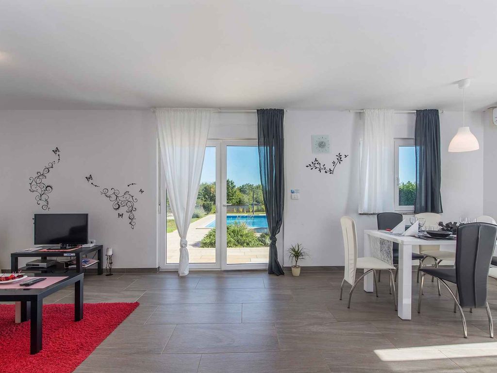 Villa mit Pool und Garten