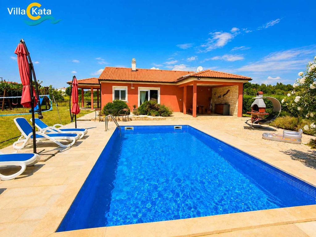 Villa mit Pool und Garten