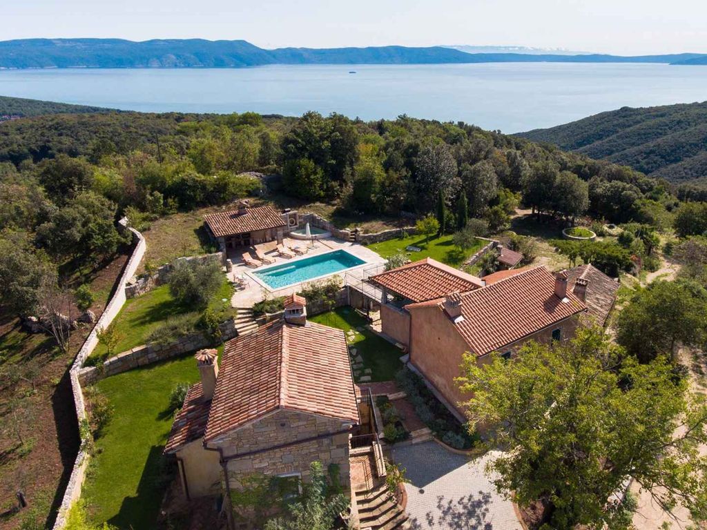 Villa mit Pool und Dependance
