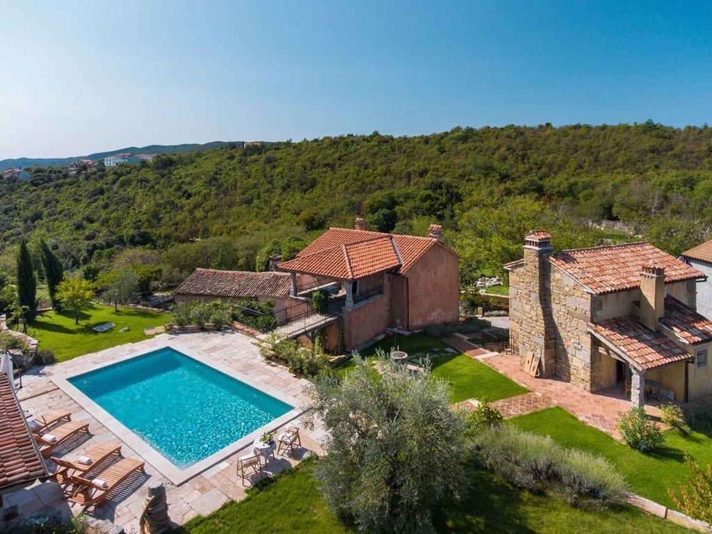 Villa mit Pool und Dependance