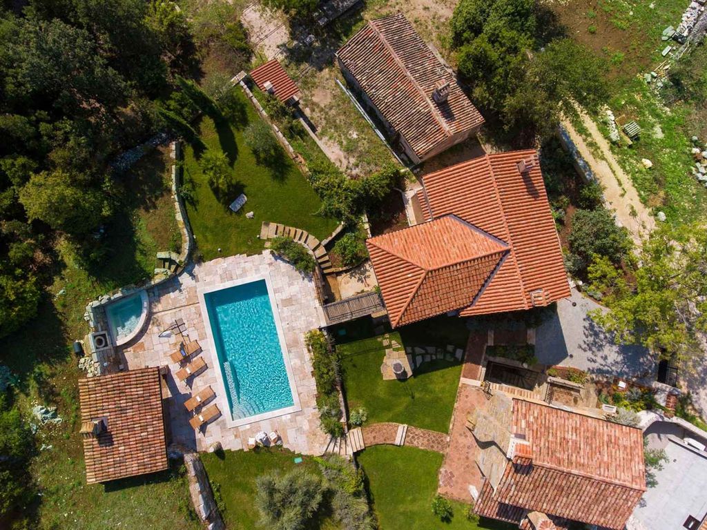 Villa mit Pool und Dependance