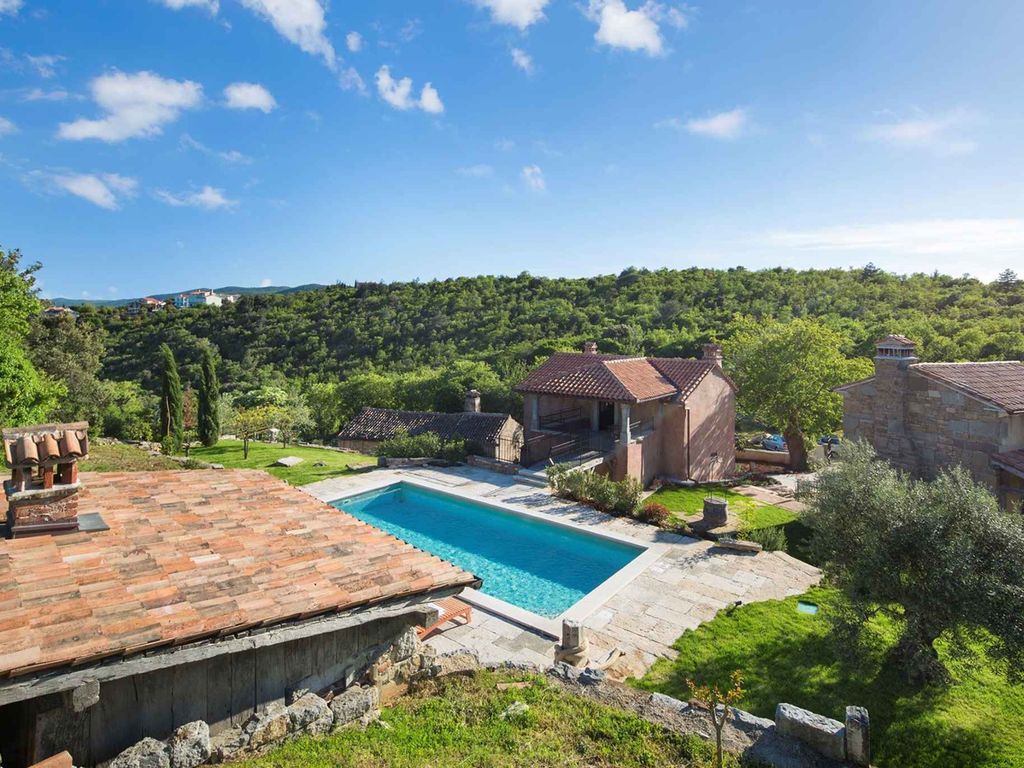 Villa mit Pool und Dependance