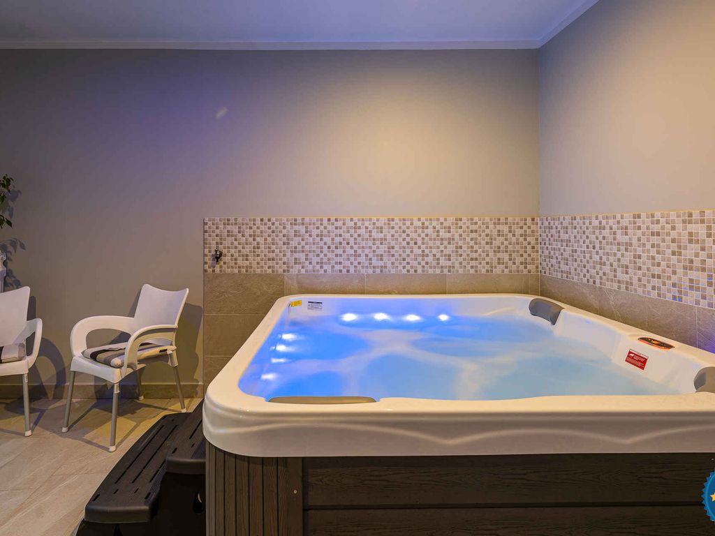 Ferienwohnung mit Pool und Meerblick