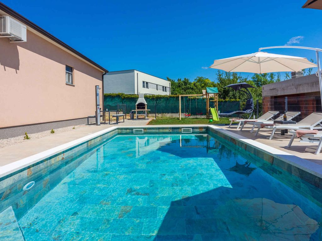 Ferienhaus mit Pool und Klimaanlage