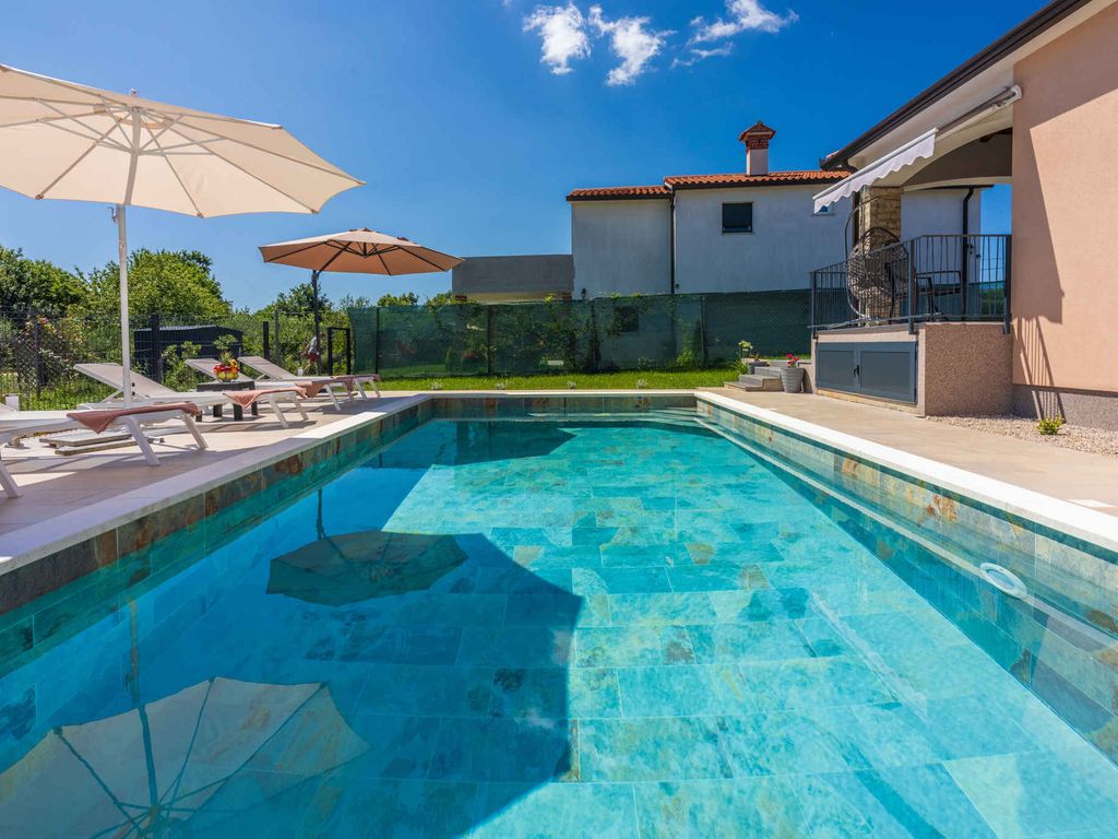 Ferienhaus mit Pool und Klimaanlage