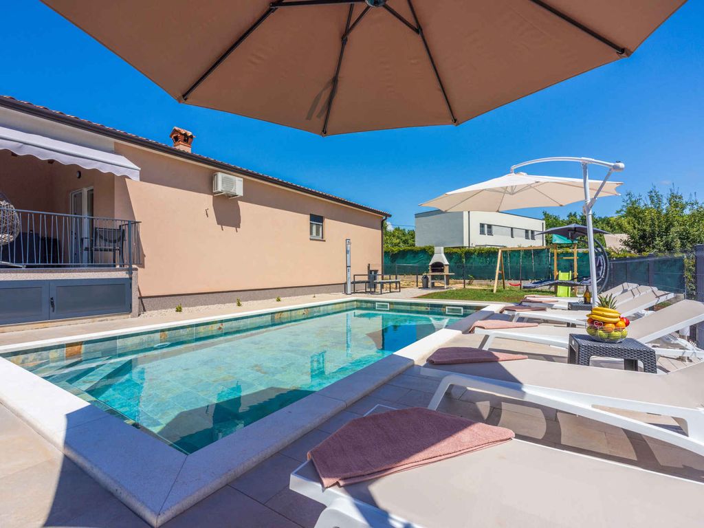 Ferienhaus mit Pool und Klimaanlage