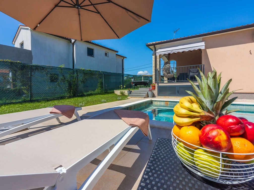 Ferienhaus mit Pool und Klimaanlage