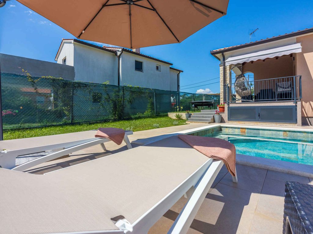Ferienhaus mit Pool und Klimaanlage