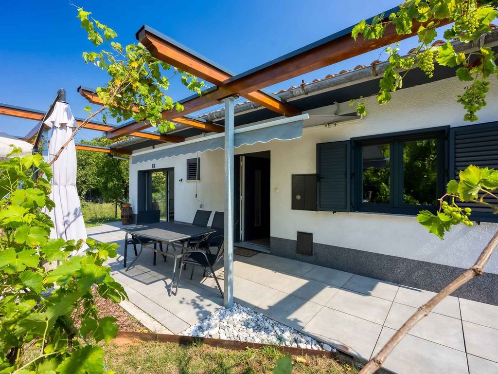 Ferienhaus mit Whirlpool und eingezäuntem Garten