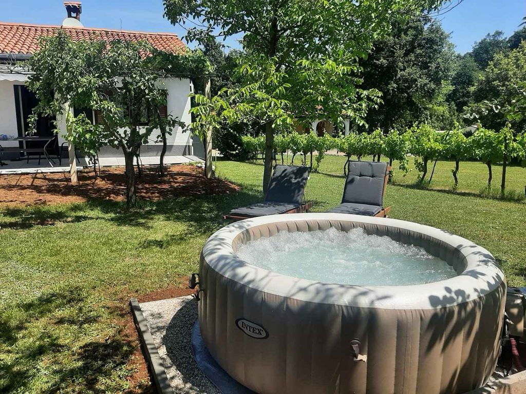 Ferienhaus mit Whirlpool und eingezäuntem Garten